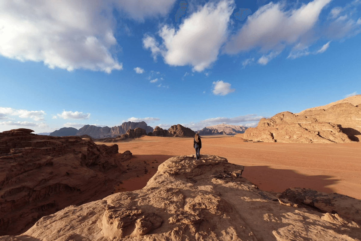 Jordánia tipikus látképe a vörös sivatag